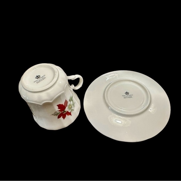 ROYAL VICTORIAN, FINE BONE CHINA, RED & WHITE POINSETTIA TEA CUP & SAUCER. - Picture 7 of 7